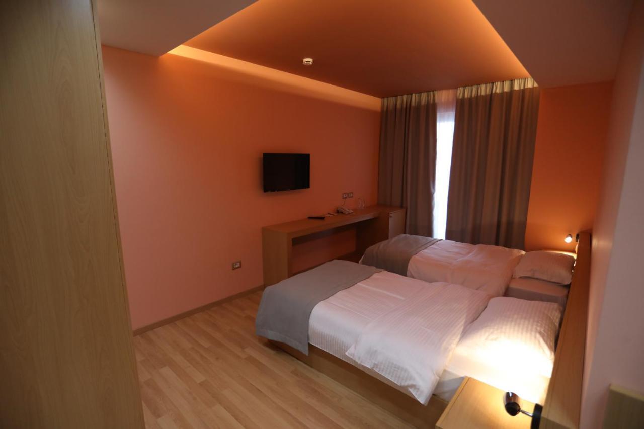 Hotel Elite Pogradec Exteriér fotografie